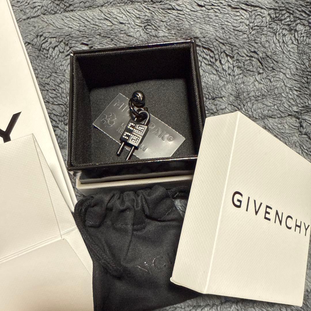 ジバンシー　ロック　ピアス