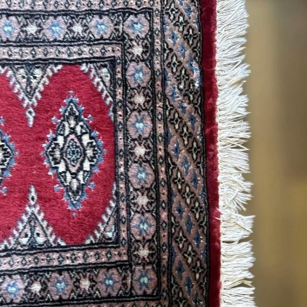 396 高級手織りのウール100%緞通ラグ 赤い幾何学模様約94× 61cm