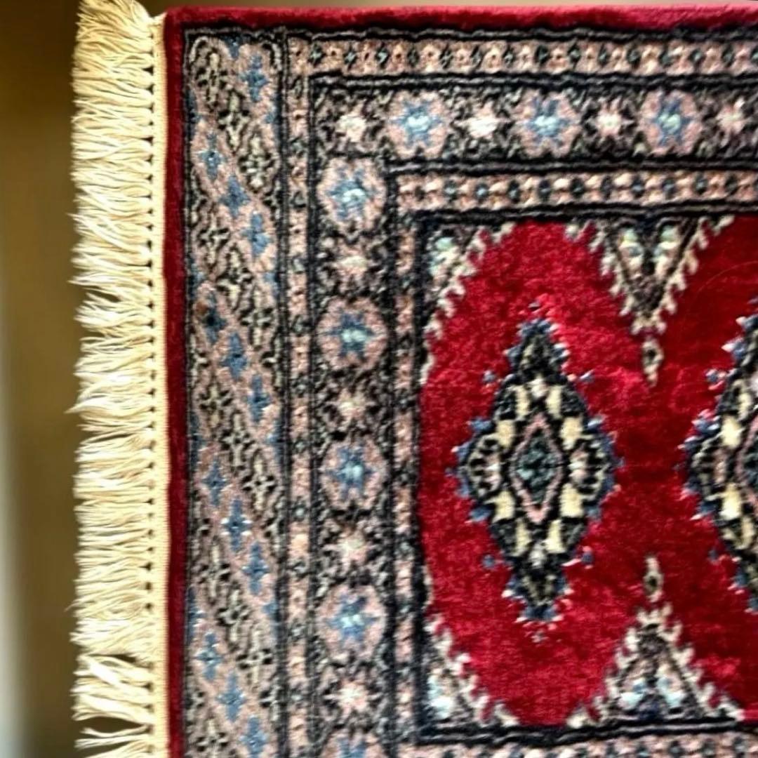 396 高級手織りのウール100%緞通ラグ 赤い幾何学模様約94× 61cm