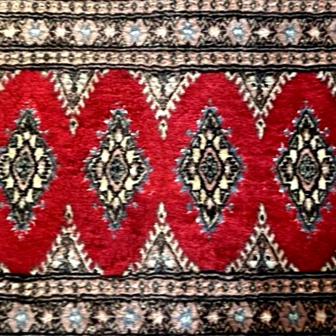 396 高級手織りのウール100%緞通ラグ 赤い幾何学模様約94× 61cm