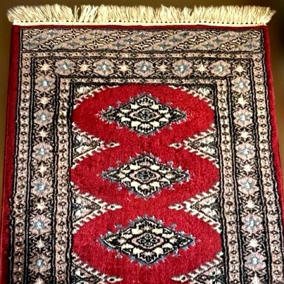 396 高級手織りのウール100%緞通ラグ 赤い幾何学模様約94× 61cm