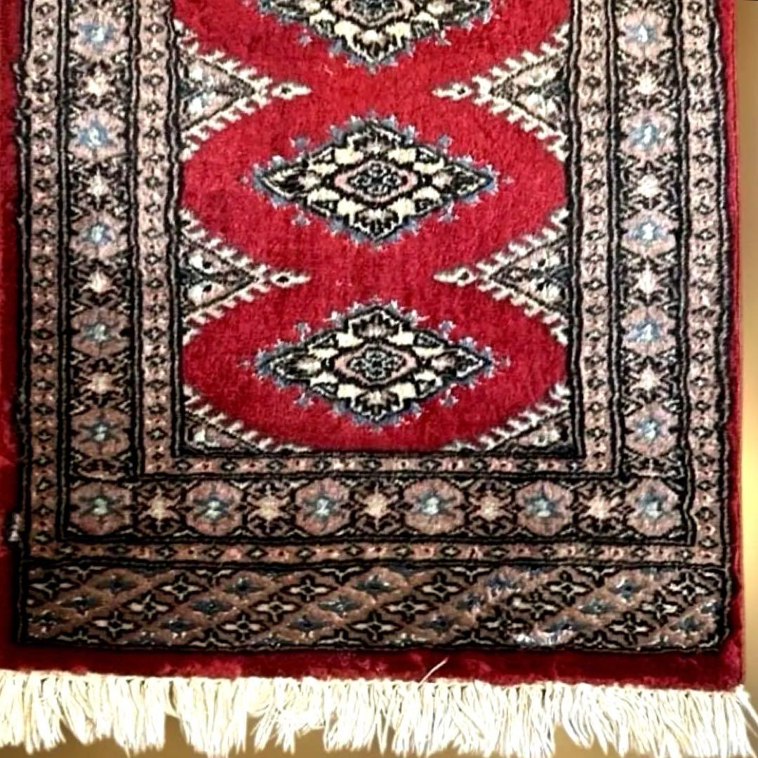 396 高級手織りのウール100%緞通ラグ 赤い幾何学模様約94× 61cm