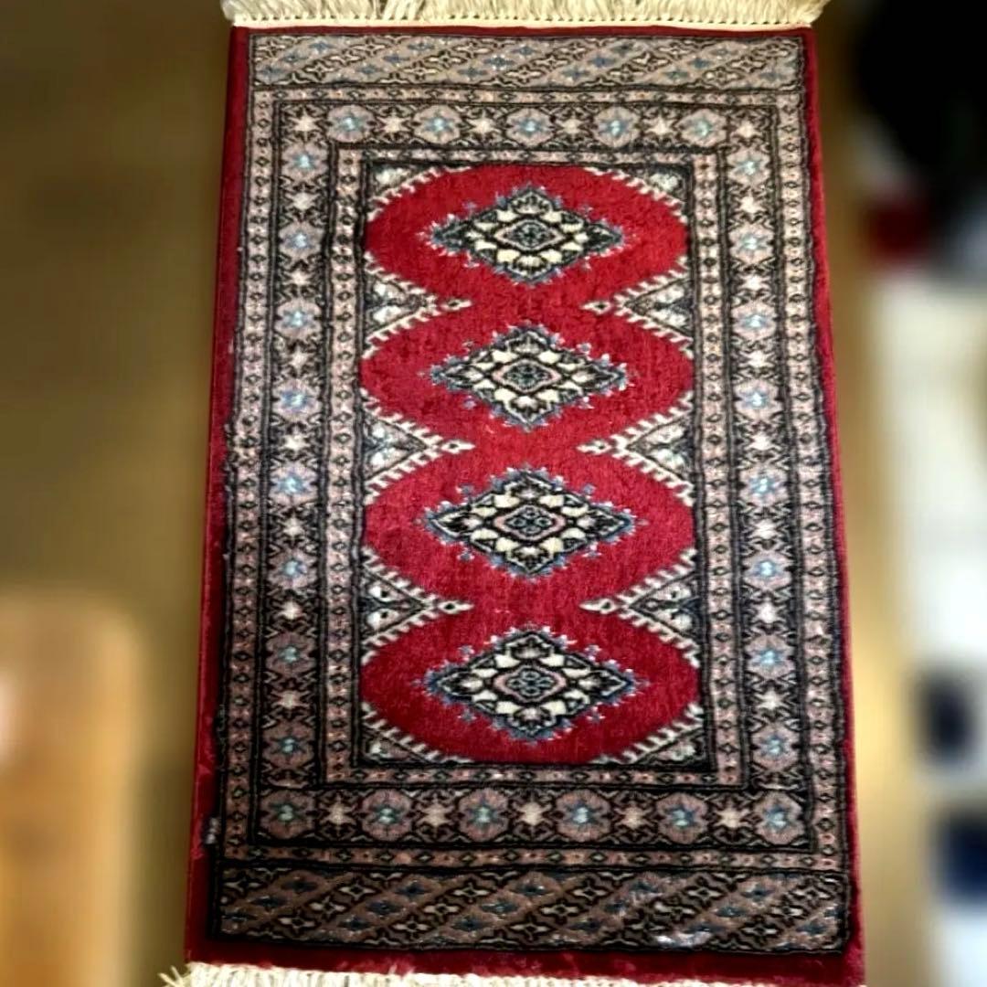 396 高級手織りのウール100%緞通ラグ 赤い幾何学模様約94× 61cm