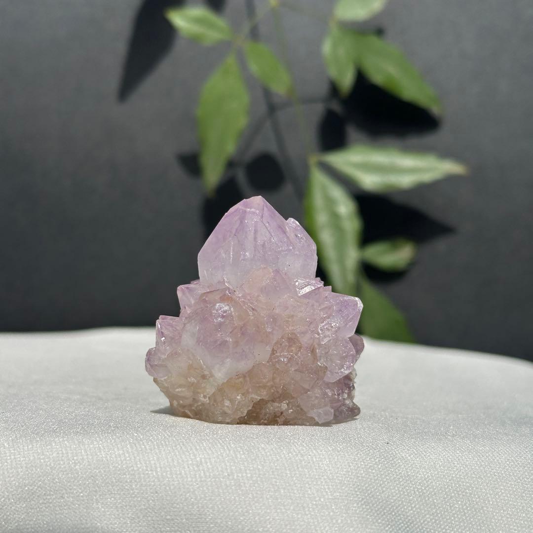 天然石アメジストの原石　置物　鉱物D.438