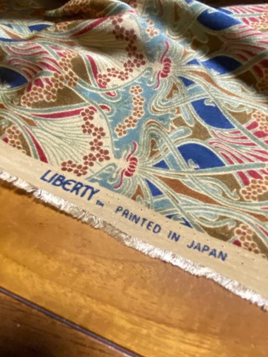 リバティ　生地　光沢あり