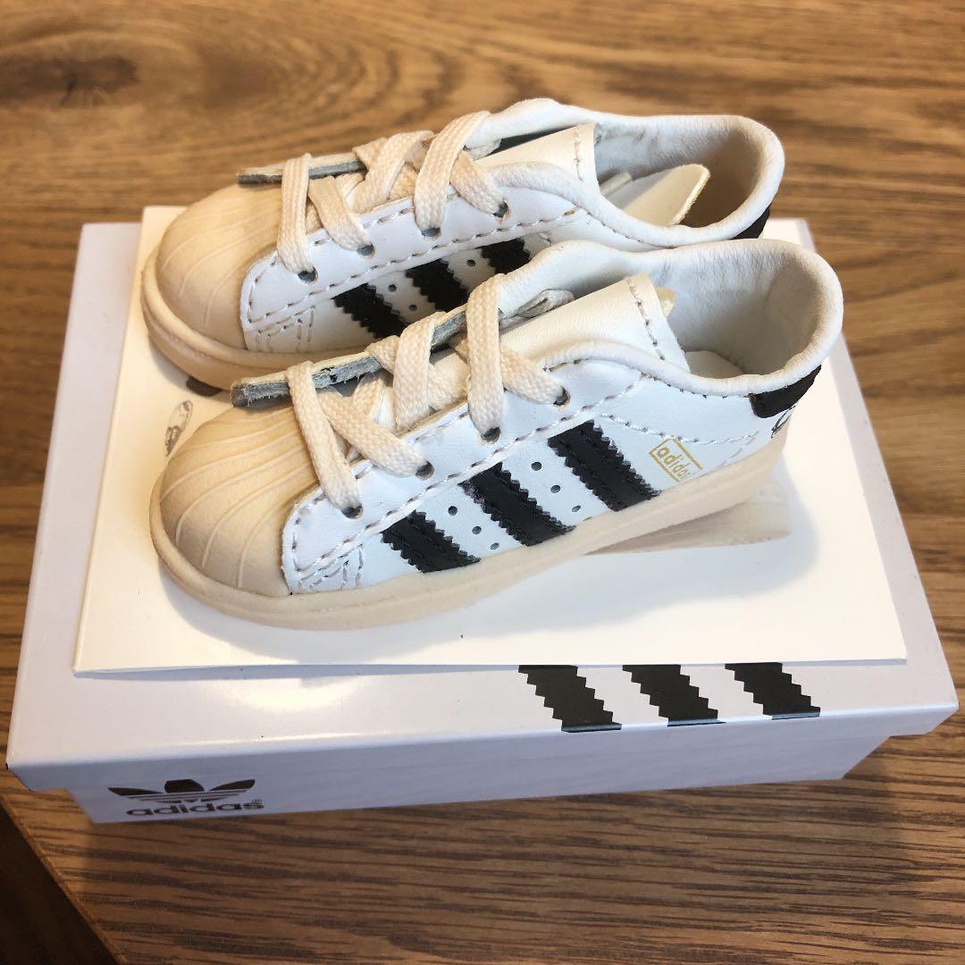 adidas スーパースターのフィギュア
