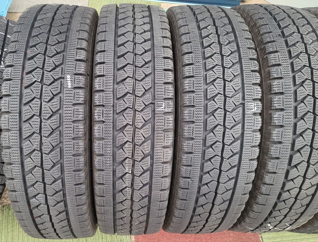 205/70R17.5 115/113L BLIZZAK W979バリ山