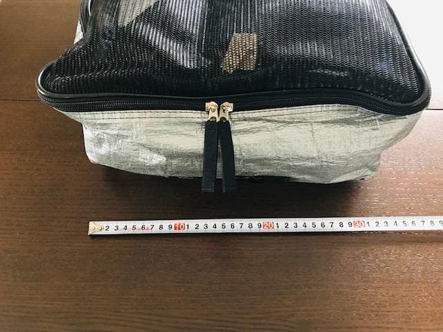 背中に背負うタイプではなく、ウィールで転がしながら全装備を携行できるバッグ