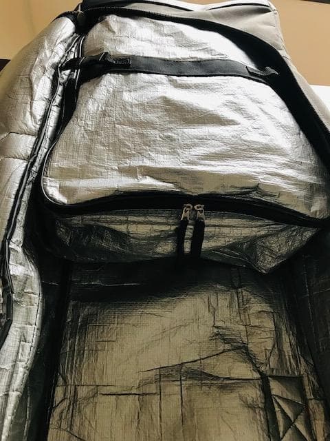 背中に背負うタイプではなく、ウィールで転がしながら全装備を携行できるバッグ