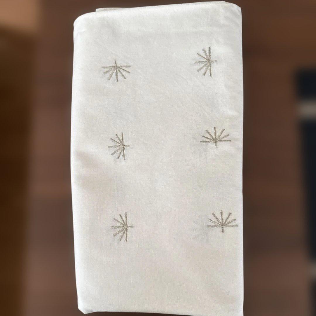 irisette テーブルクロス 大判　シルバーベージュ刺繍入り