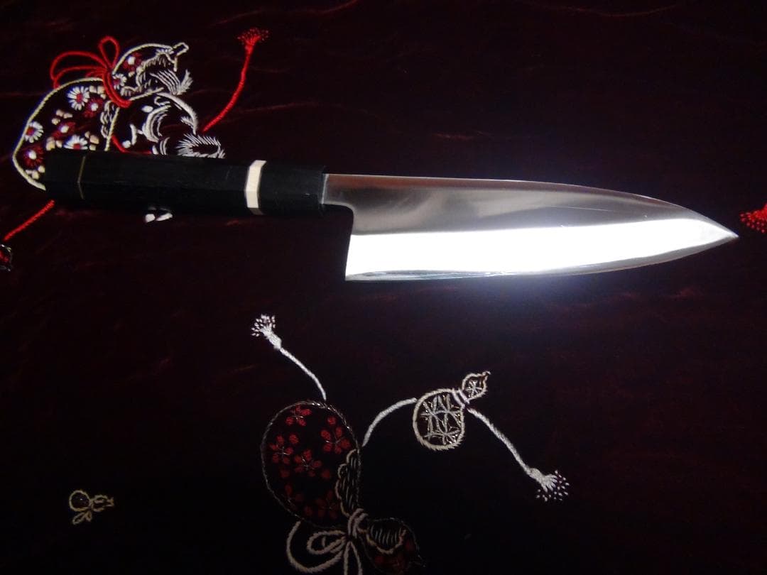 V金10号鏡面出刃包丁黒檀黒水牛八角柄刃長１８センチ新品。