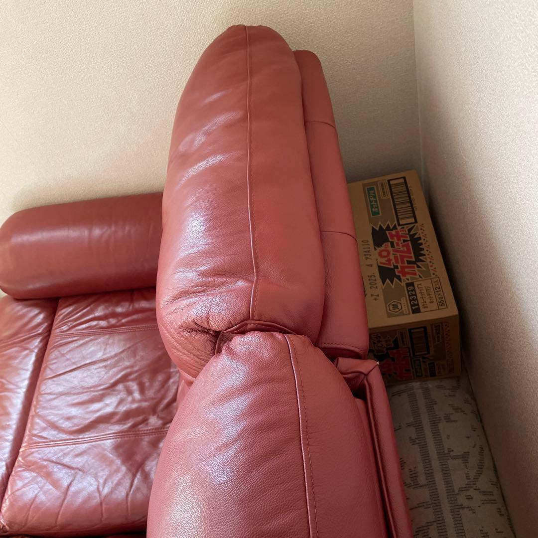 赤いレザー3人掛けソファ　リクライニング付き