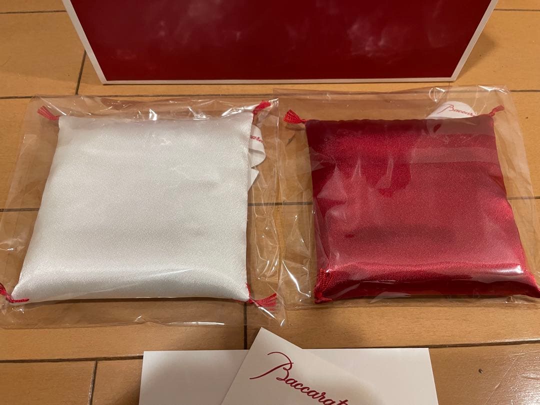 最新版　Baccarat バカラ　座布団　赤色　白色　まねき猫用　ダルマ用
