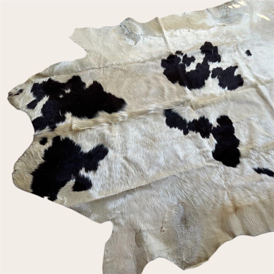 カウラグ　大判　195 × 200　白黒　牛革　毛皮