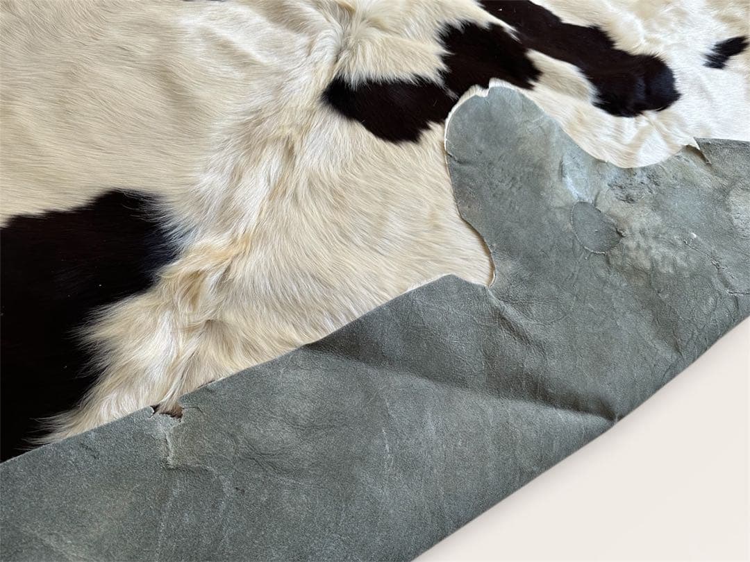 カウラグ　大判　195 × 200　白黒　牛革　毛皮