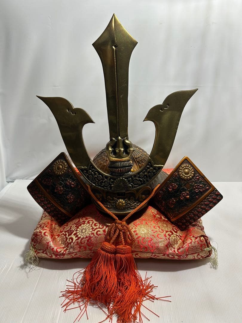 時代物 金属製 兜飾り 重量約9kg 座布団付 古美術