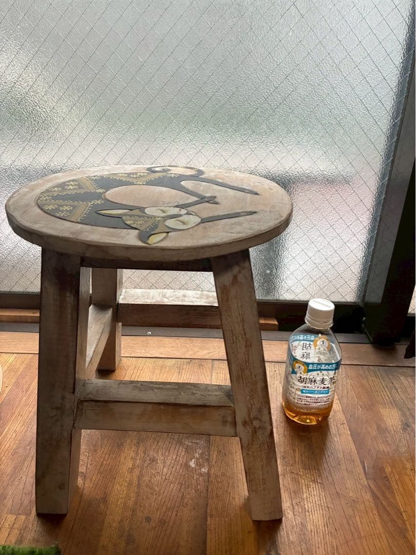 猫デザインの木製スツール