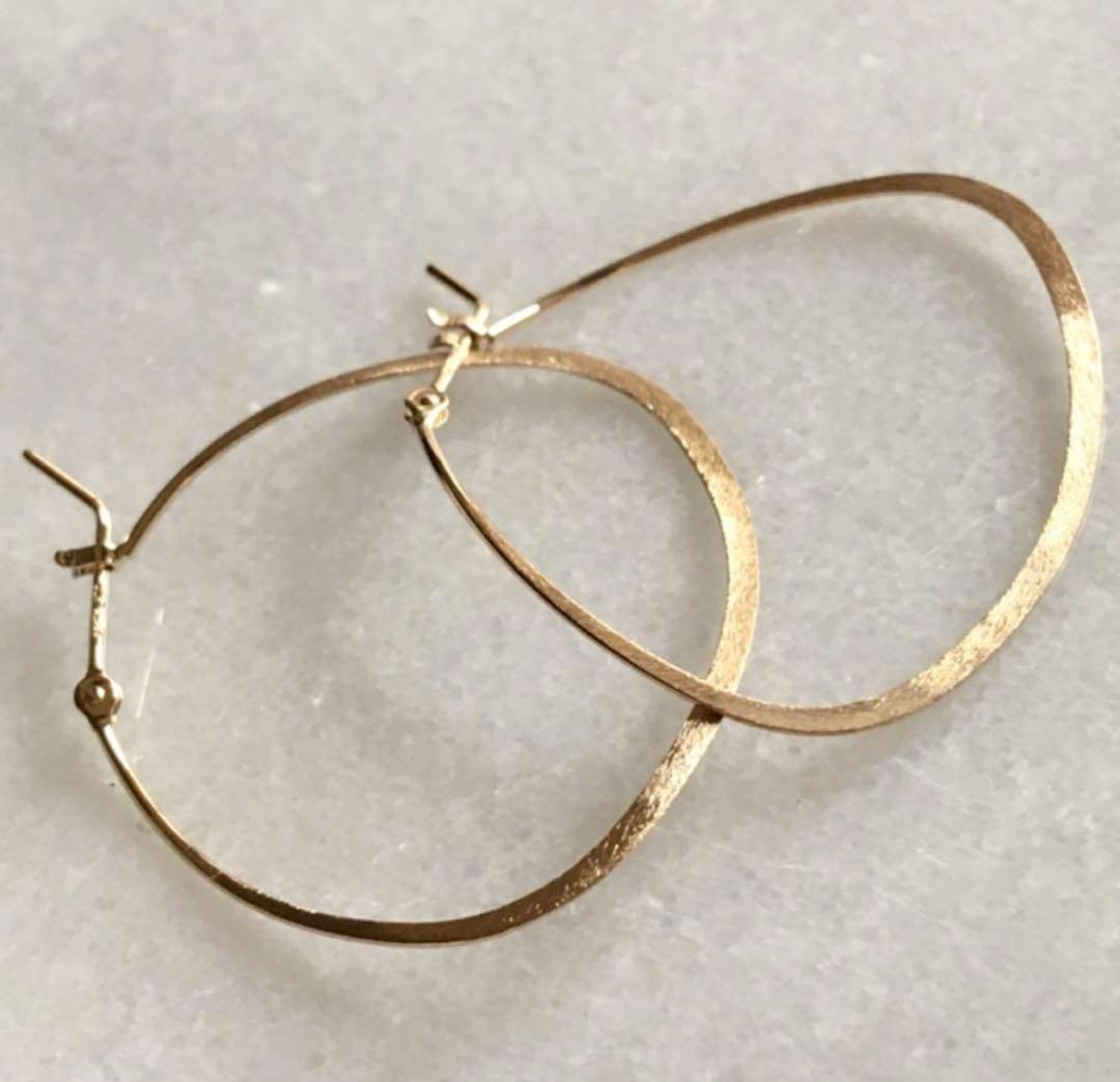 agete K10 YG ひねりオーバルフープピアス マット加工ピアス付属品付