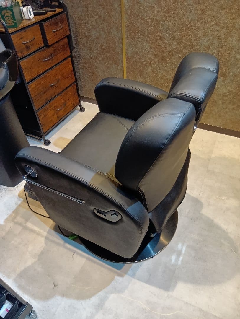 (●´ω｀●) ルティオ　理美容電動リクライニングバーバーチェア 黒