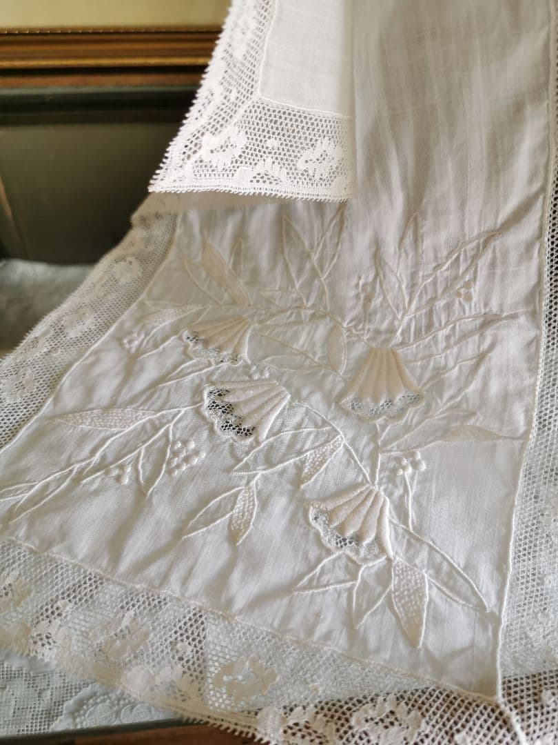 アンティーク 蛍袋 野の花エンブロイダリー 縦長ランナー ノルマンディーレース風