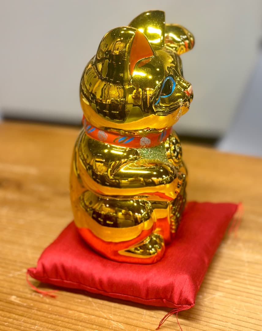 再値下げ　新品　常滑窯　黄金小判猫　招き猫　高さ25cm 金　左手　座布団付