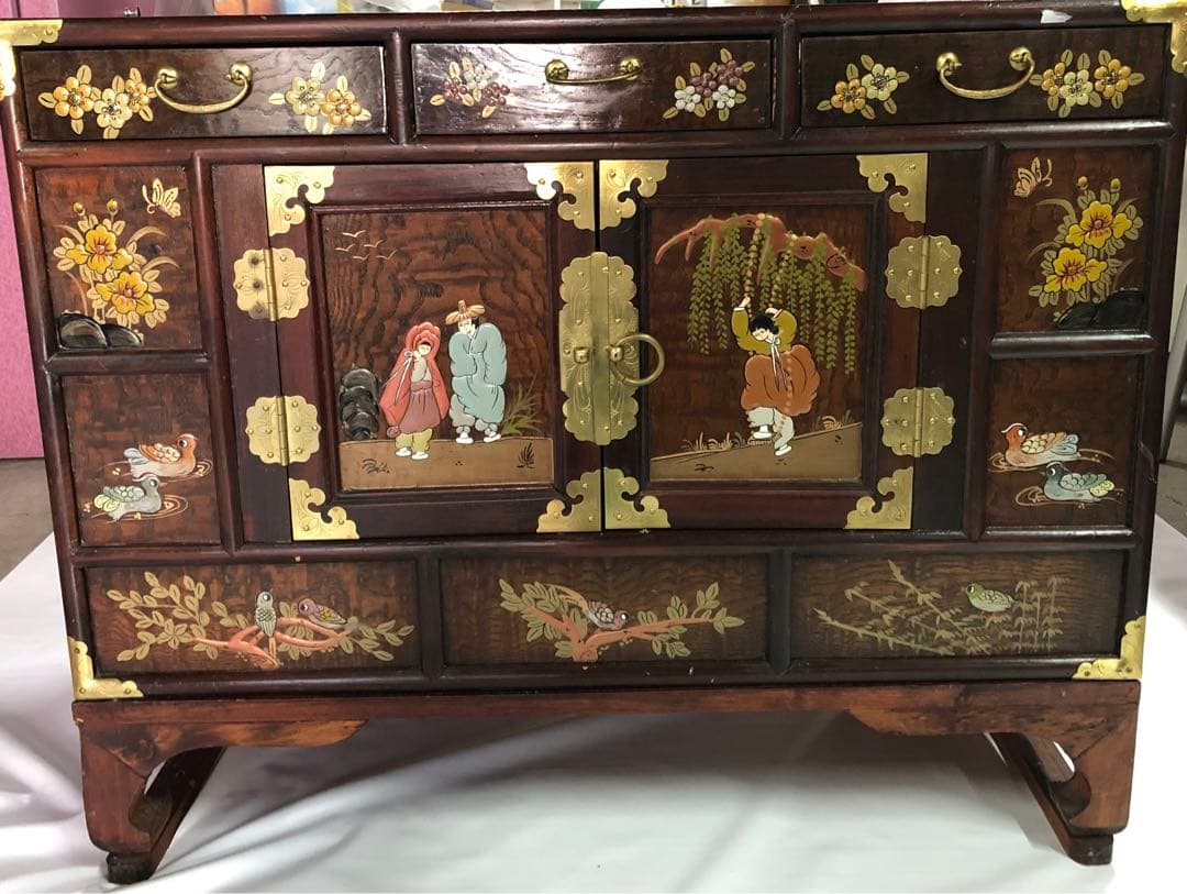 も*ん様 業者買取品！李朝家具 魚型錠前 手描き人物図 モリジャン 箪笥 飾り棚