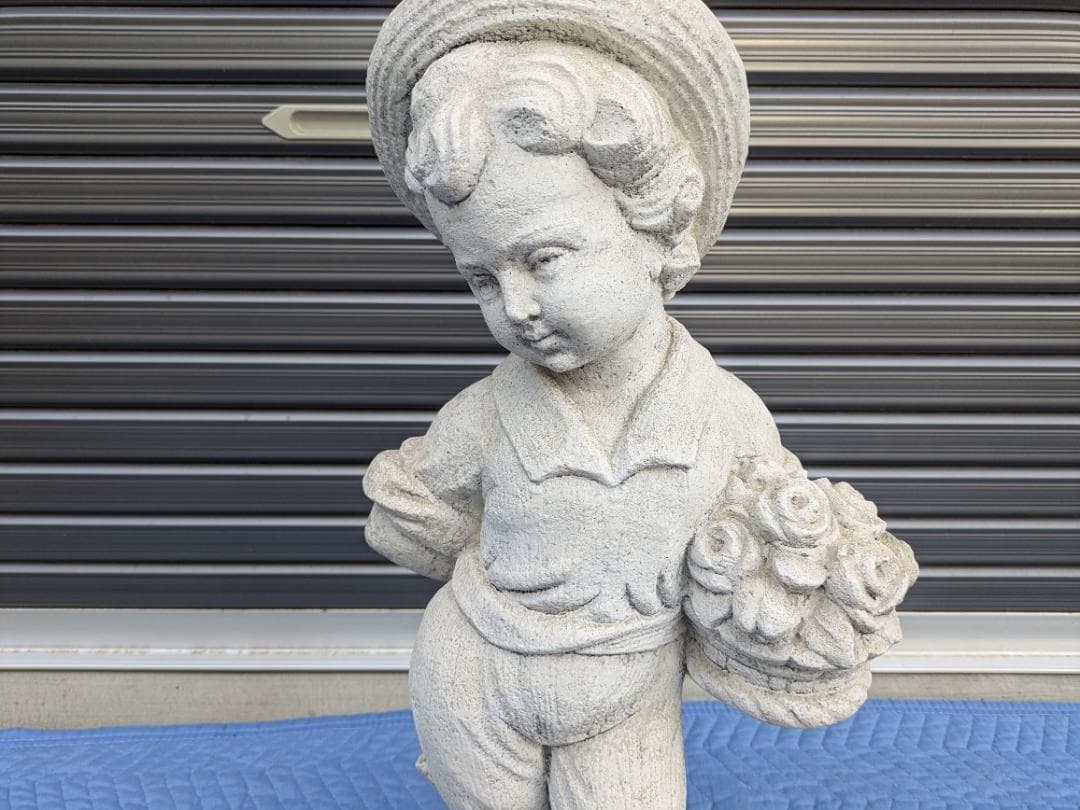 478　イタリア製　石像　花束を持つ子ども　ガーデンオーナメント