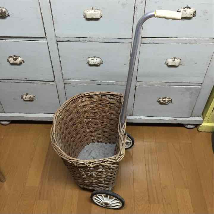 ☆フランスアンティーク 車輪付きバスケット かご