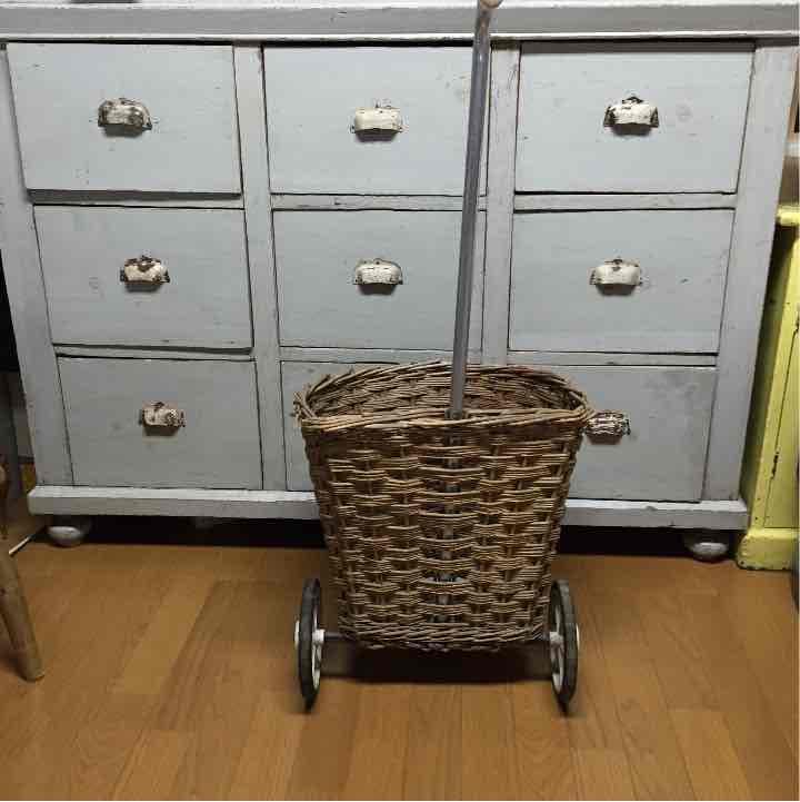 ☆フランスアンティーク 車輪付きバスケット かご