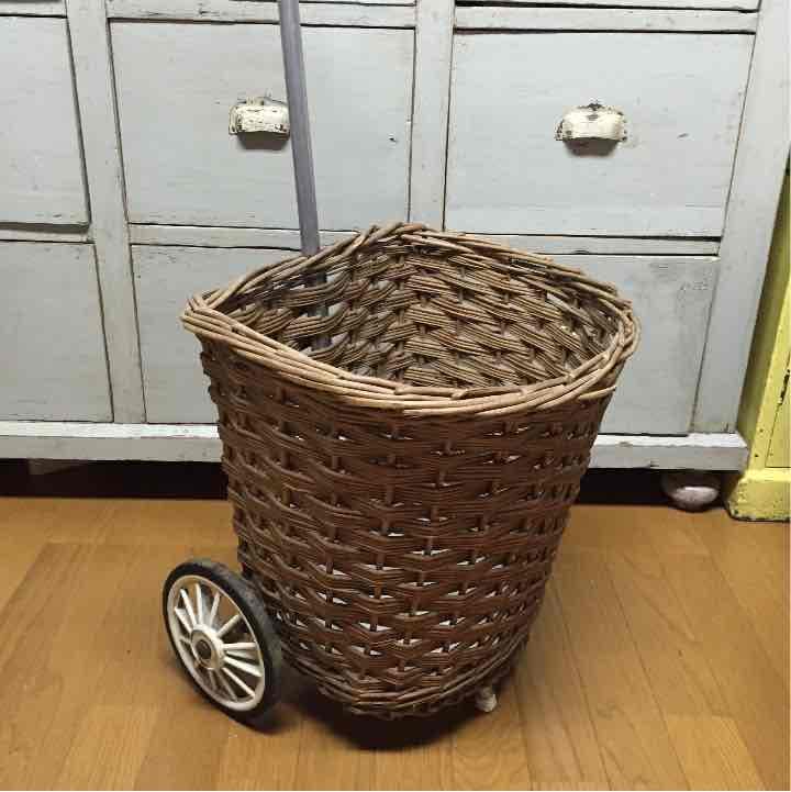 ☆フランスアンティーク 車輪付きバスケット かご