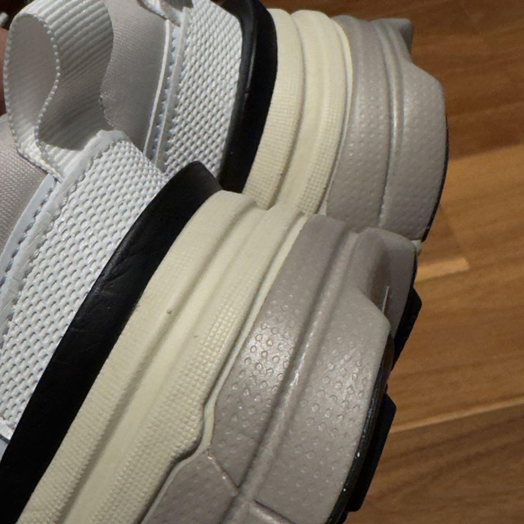 美品ナイキ メタリックシルバー【NIKE V2K RUN】メッシュ　23.5cm