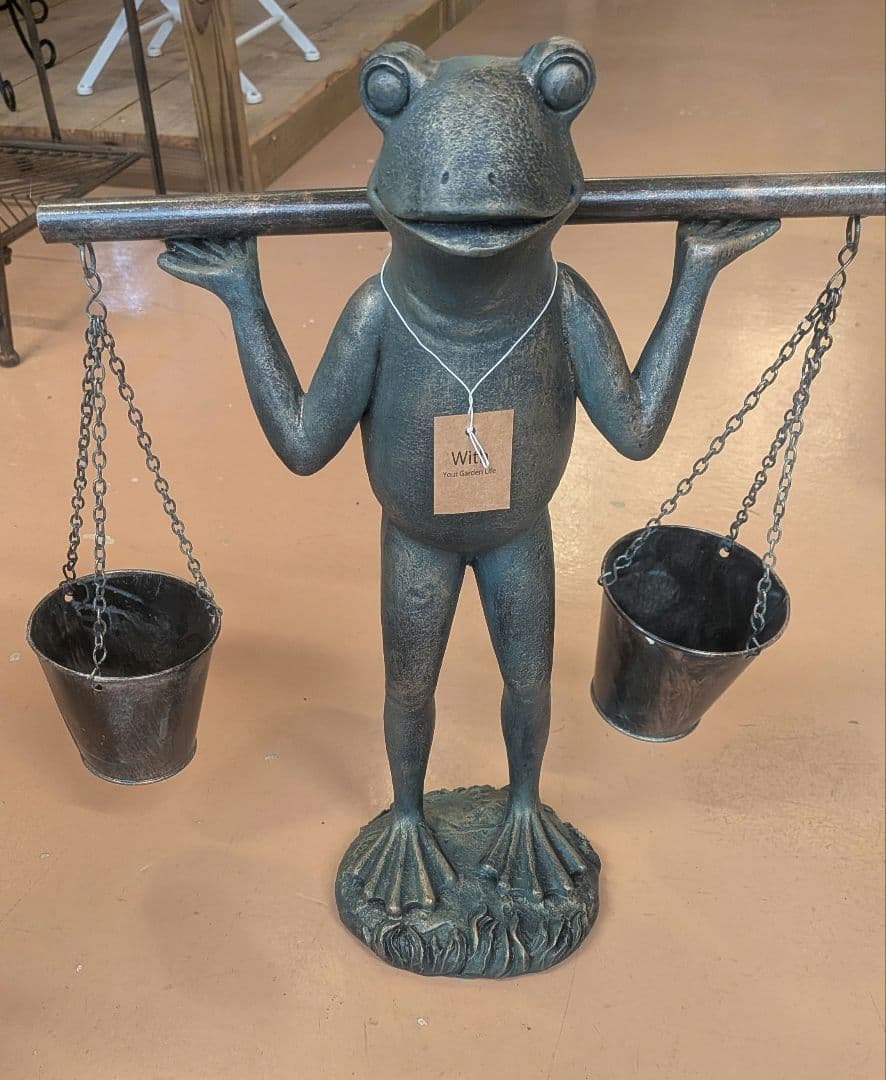 カエルのデザイン金属製置物 バケツ付き