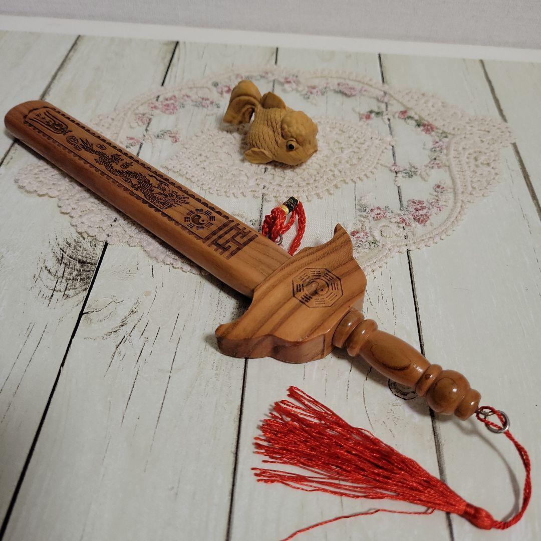 木彫りの金魚、桃木剣セット