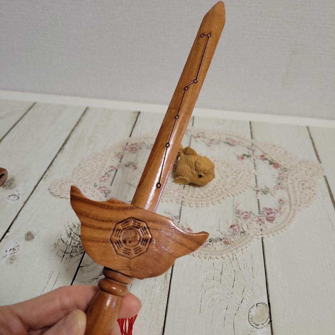 木彫りの金魚、桃木剣セット