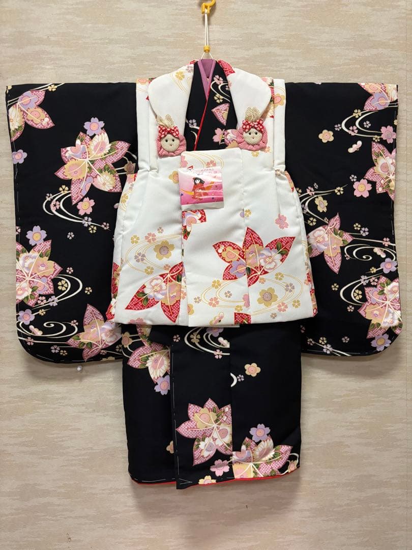 七五三　3歳女の子　着物・被布セット　黒地に紅葉　小桜　うさぎ飾り　日本製　新品
