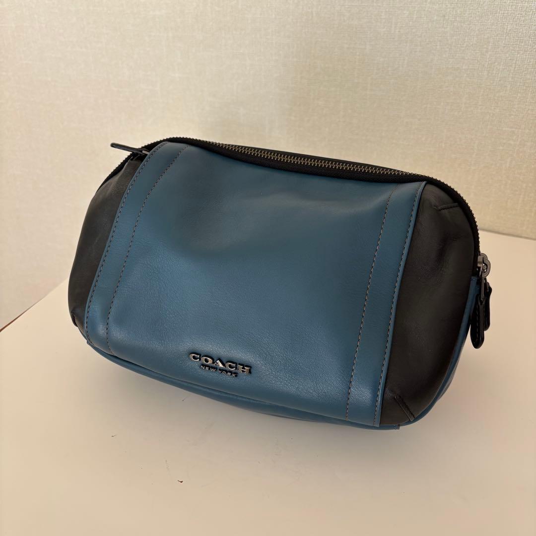 未使用　COACH レザー ボディバッグ 青と黒コンビ