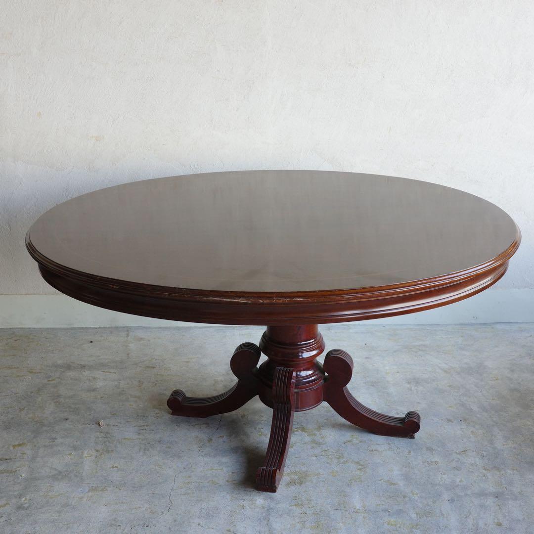 オーバルのテーブル　楕円形のテーブル