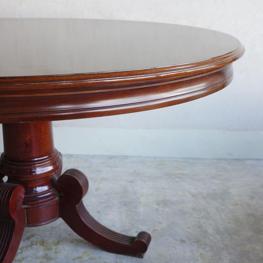 オーバルのテーブル　楕円形のテーブル