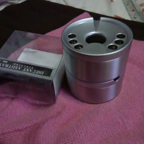 新品。灰皿。定価630円の品物。