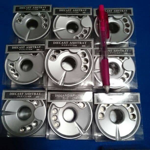 新品。灰皿。定価630円の品物。