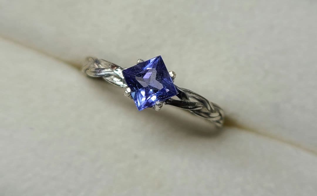 りりギラギラの煌めき美しいです♪★タンザニア産タンザナイトスクエアカット★