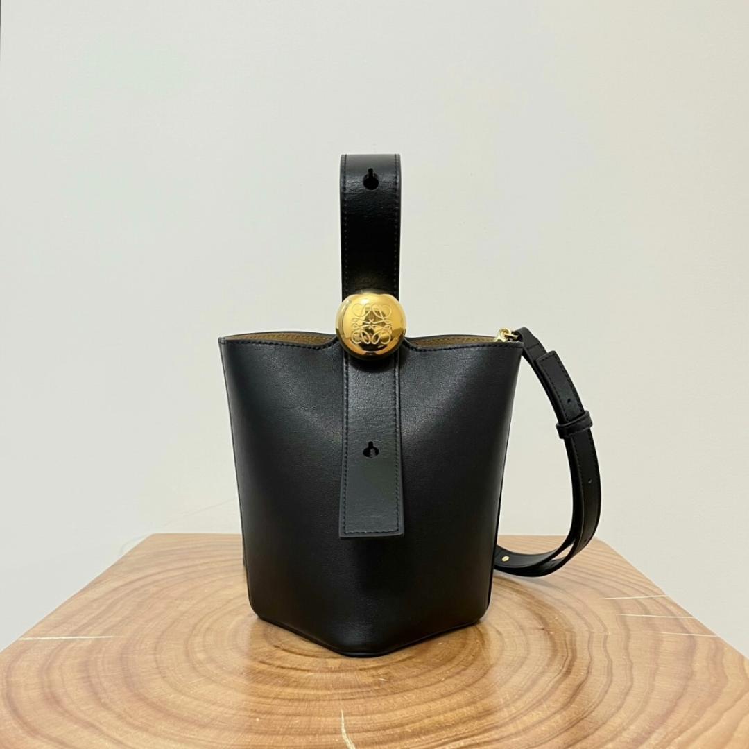 大人気！ 黒 レザーショルダーバッグ