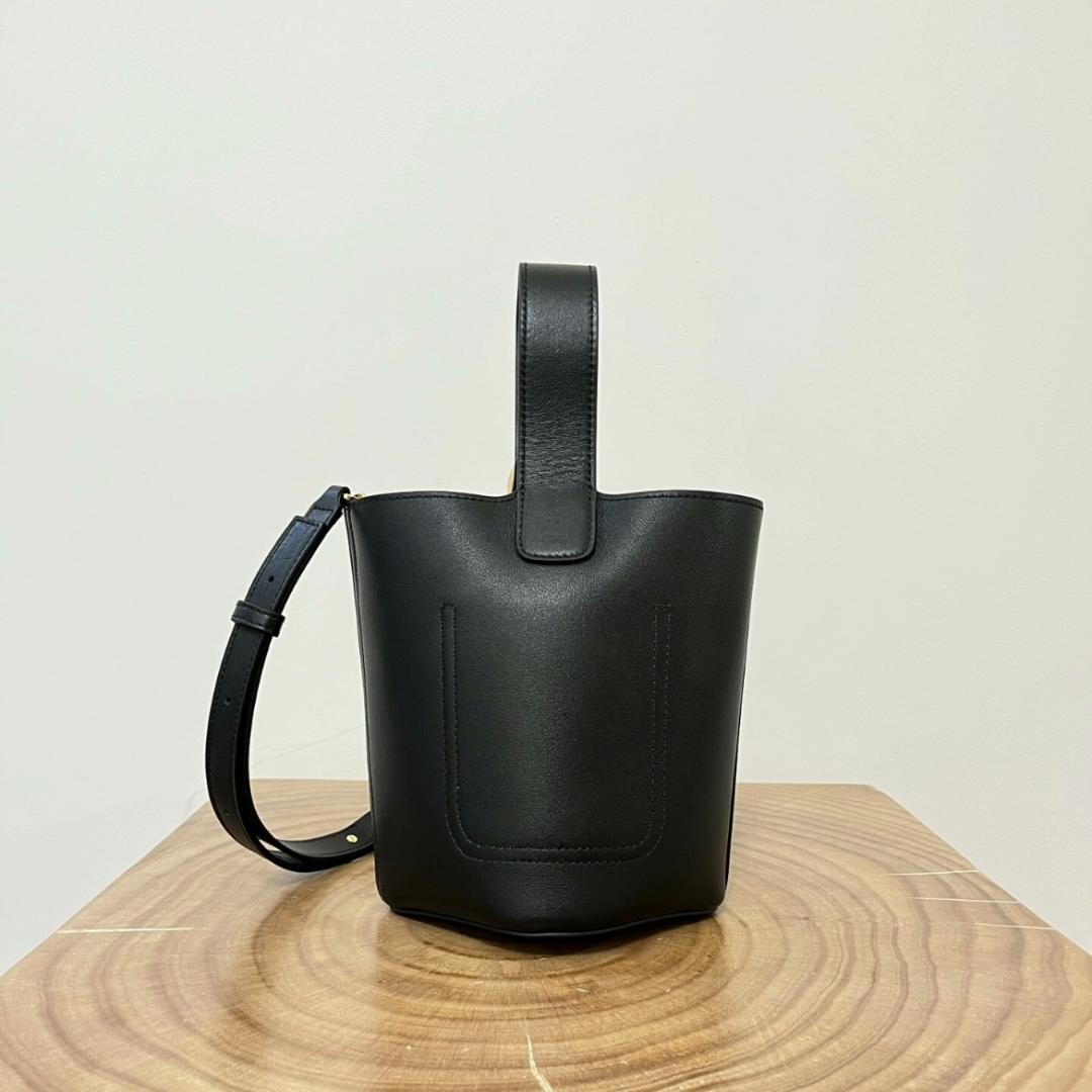 大人気！ 黒 レザーショルダーバッグ