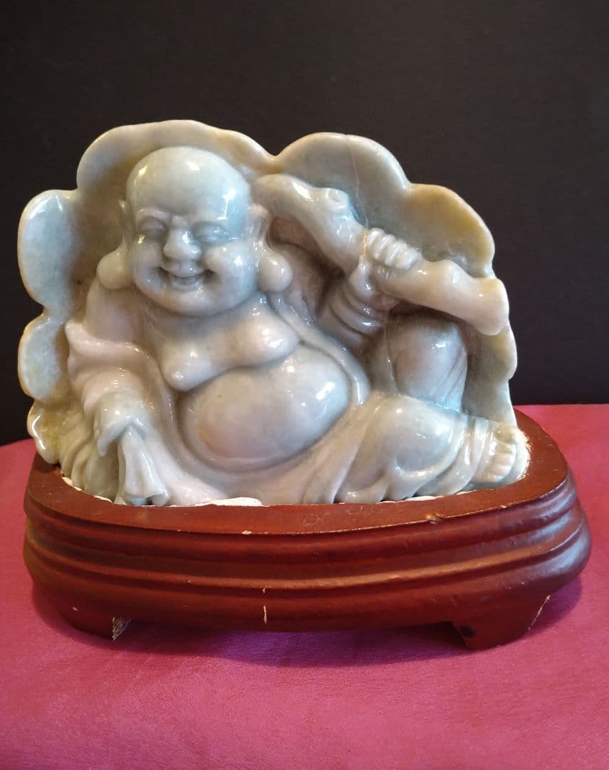 お値下げしました‼️　国鉱石天然翡翠製 笑顔の布袋尊像