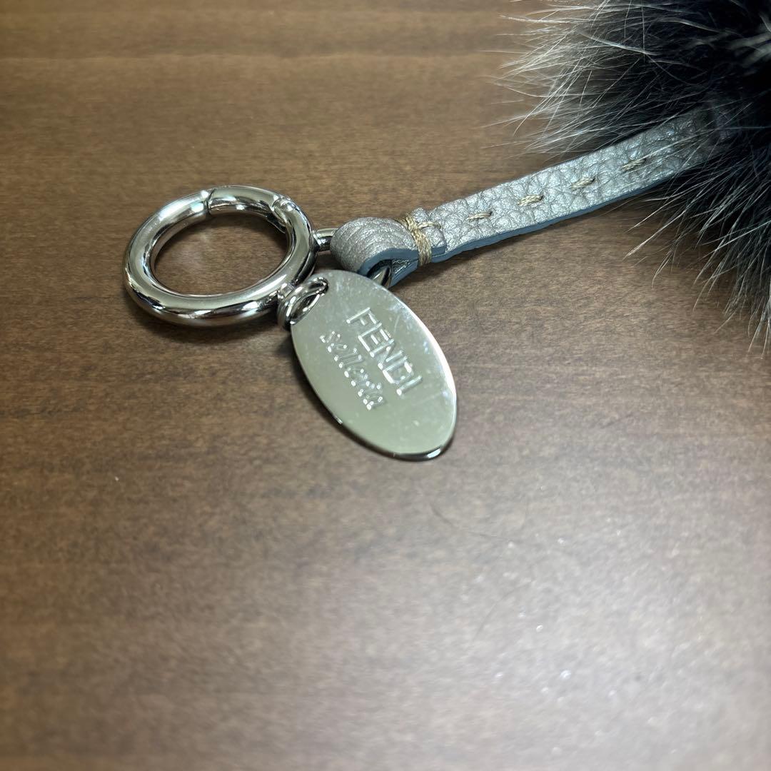 フェンディ セレリア ポンポン チャーム ブラックベージュ