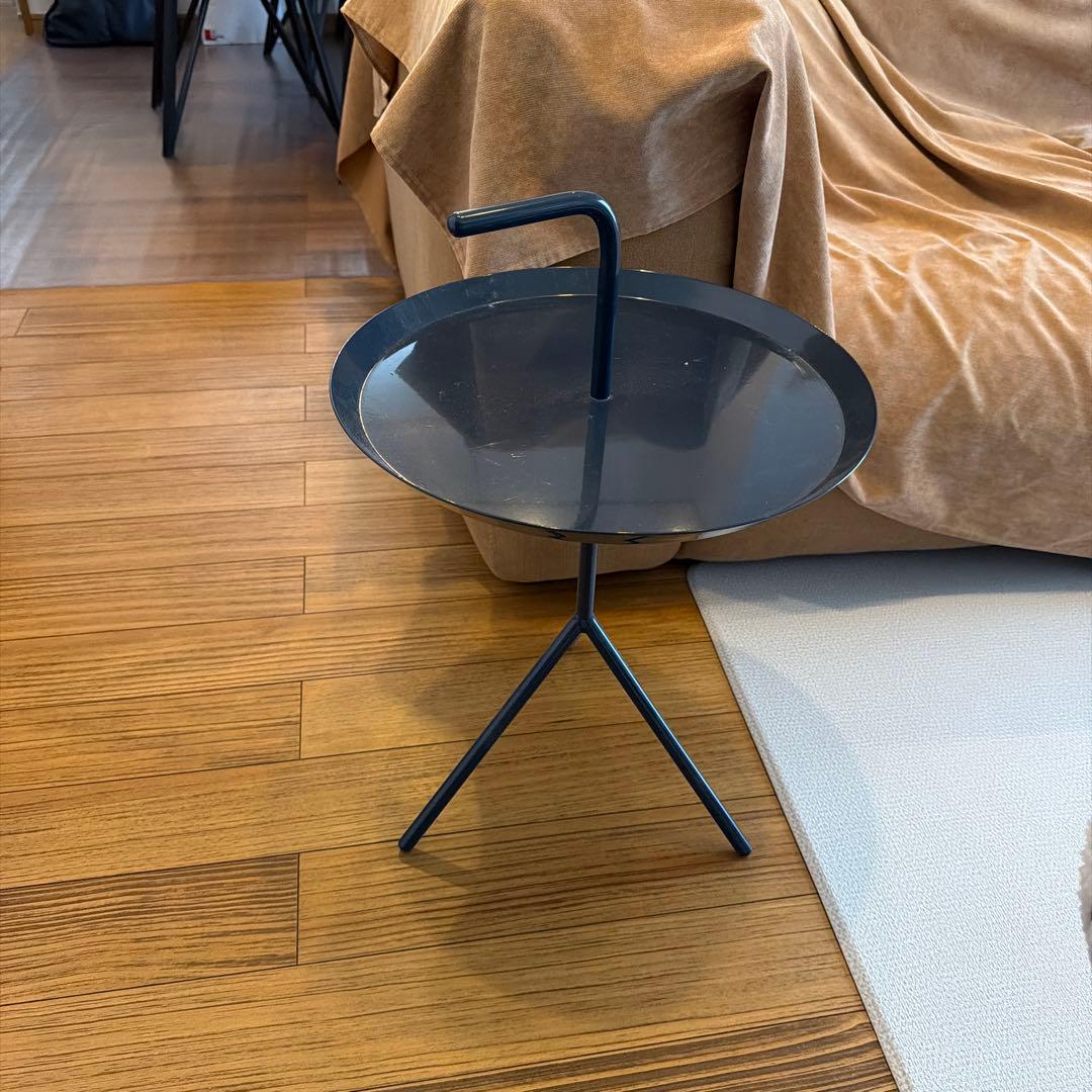 黒い円形金属サイドテーブル