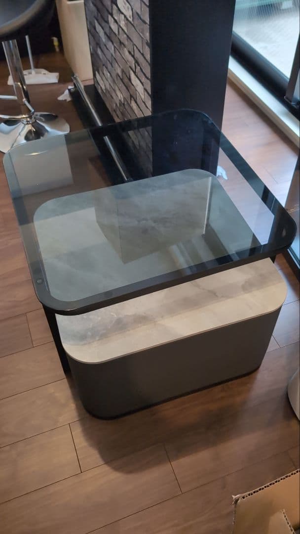 ガラス天板の正方形テーブル