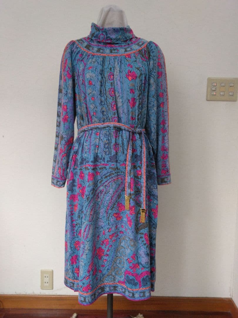 青とピンクの花柄タートルネックワンピース