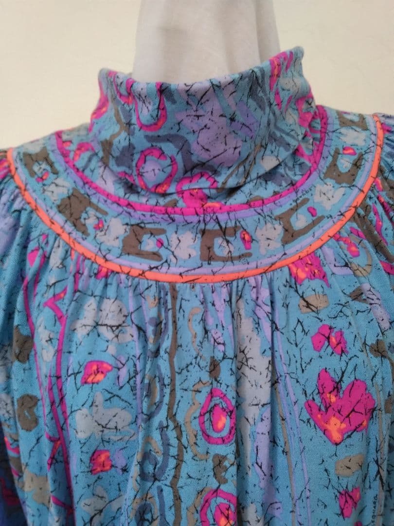 青とピンクの花柄タートルネックワンピース