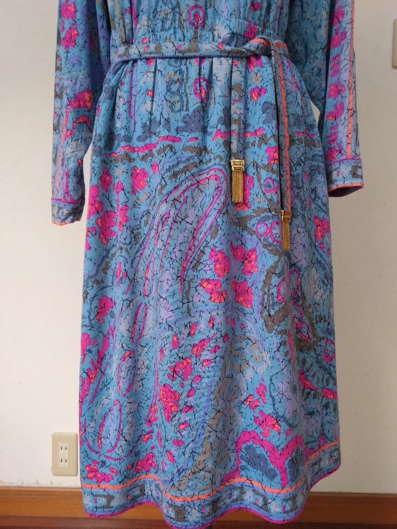 青とピンクの花柄タートルネックワンピース